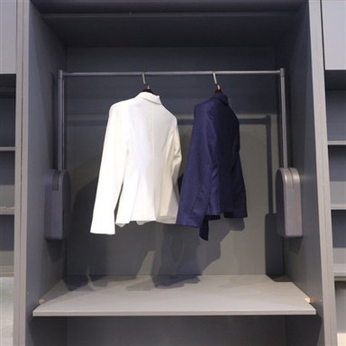 Механизам за подизање шипки за одећу у спаваћој соби